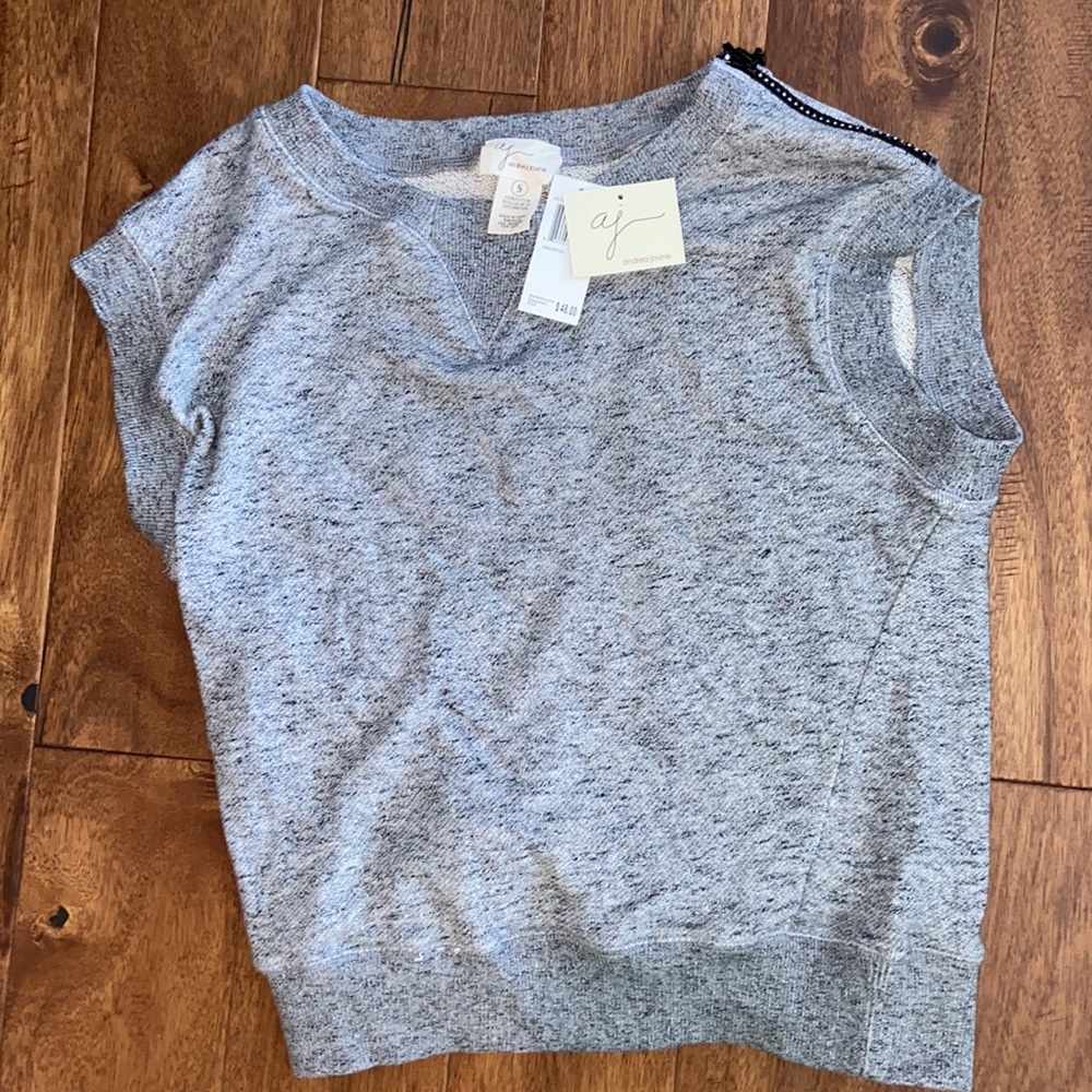 Andrea jovine Heather grey top. Size small. NWT.